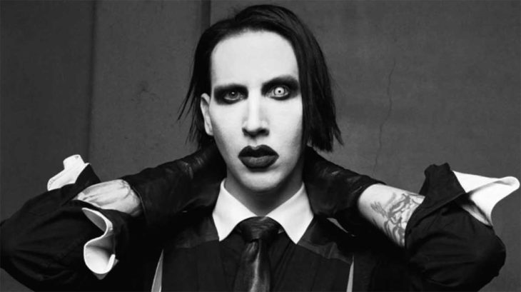 Marilyn Manson tocando su nuca con sus propias manos