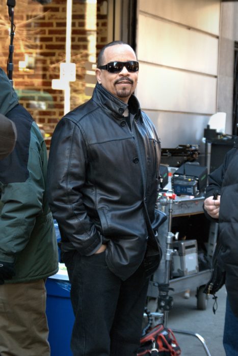 Ice-T con las manos en los bolsillos y gafas oscuras