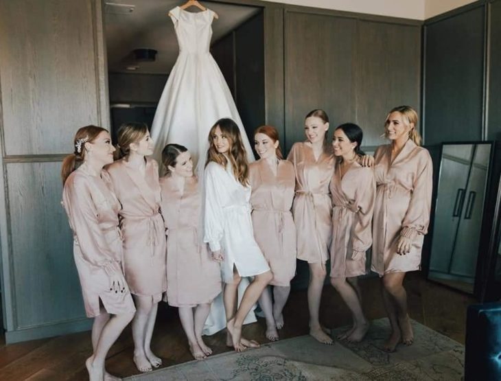 Debby Ryan junto a sus damas de honor antes de la boda