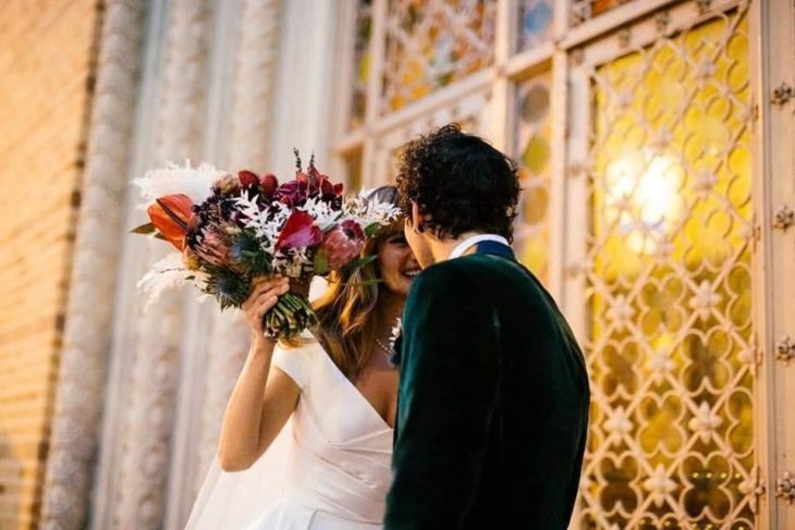 Debby Ryan y Josh Dun compartiendo un beso frente a la iglesia