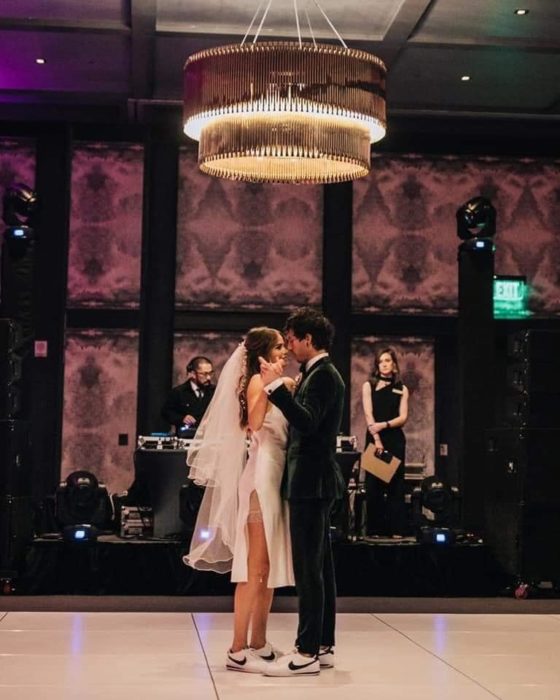 Debby Ryan y Josh Dun en su primer baile de casados