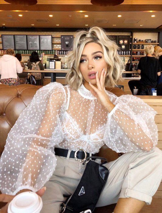 Chica usando blusa de mangas abullonadas con transparencias