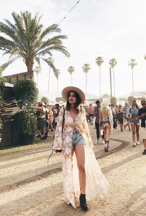 Chica usando short y top blanco con ensamble de transparencia largo