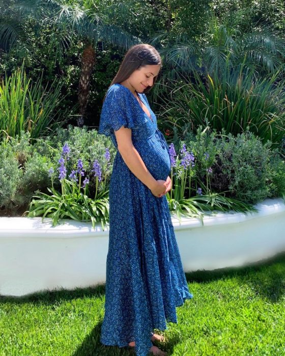 Lea Michele mirando su pancita de embarazo