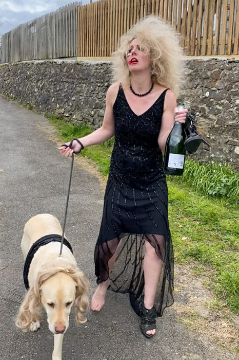 Mujer usa disfraz de chica ebria mientras pasea con su perro