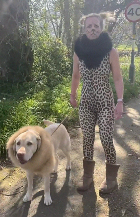 Mujer usa disfraz de cheetah mientras pasea a su perro