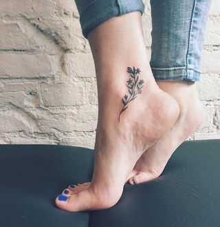 Chica con un tatuaje de flores en el tobillo 