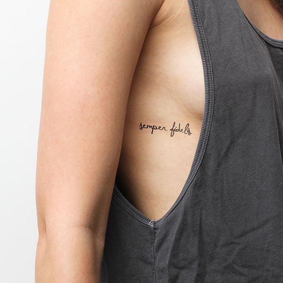 Chica con un tatuaje debajo del pecho 