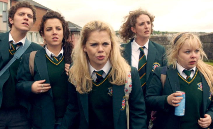 Escena de la serie Derry Girls con las chicas principales sorprendidas al ver una pelea