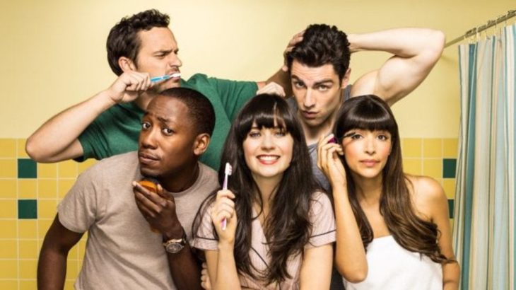 Elenco de New Girl dentro de un baño cepillando sus dientes 