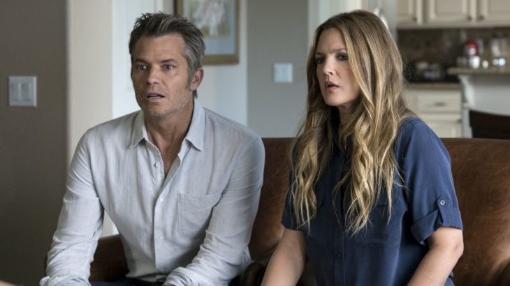 Drew Barrymore sentada en un sofá para la imagen promocional de la serie Santa Clarita Diet 