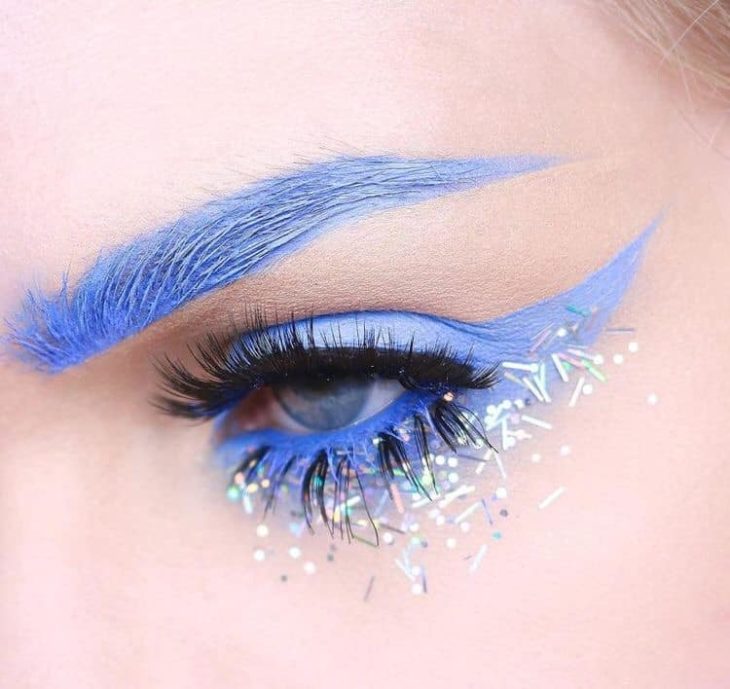 Delineado artístico en color azul y brillitos
