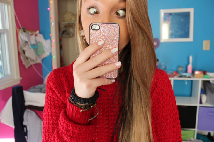 Chica revisando su celular