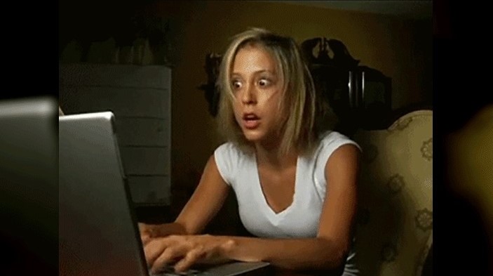 Chica buscando información en Google