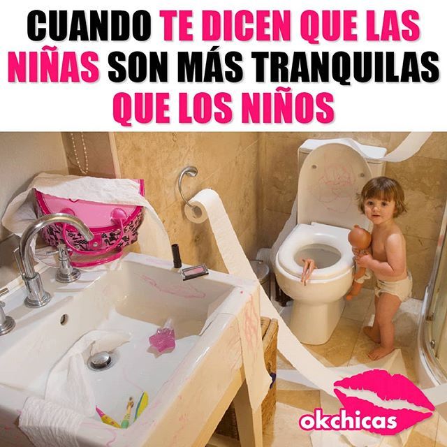 Meme de niña jugando en el baño 