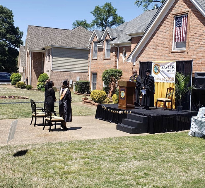 Papá prepara ceremonia de graduación en casa para su hija