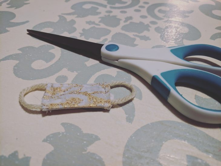 Niña le pide a su mamá hacer un cubrebocas para el hada de los dientes