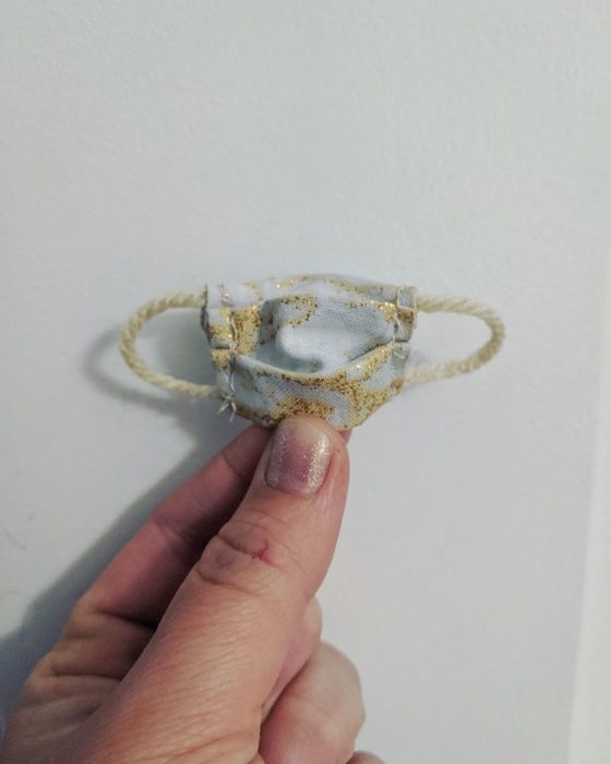 Niña le pide a su mamá hacer un cubrebocas para el hada de los dientes