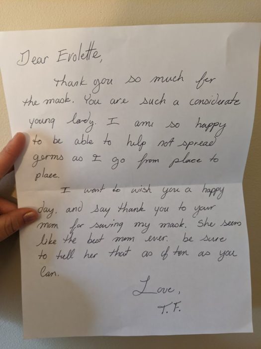 Niña le pide a su mamá hacer un cubrebocas para el hada de los dientes