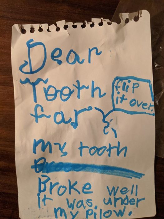 Niña le pide a su mamá hacer un cubrebocas para el hada de los dientes