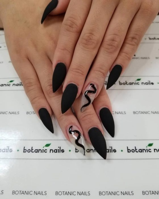 Uñas de tipo stiletto en color negro con una vida