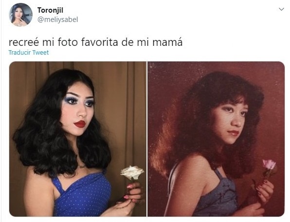 Chica recreando una foto de su mamá con blusa de tirantes azul rey y sosteniendo una flor blanca