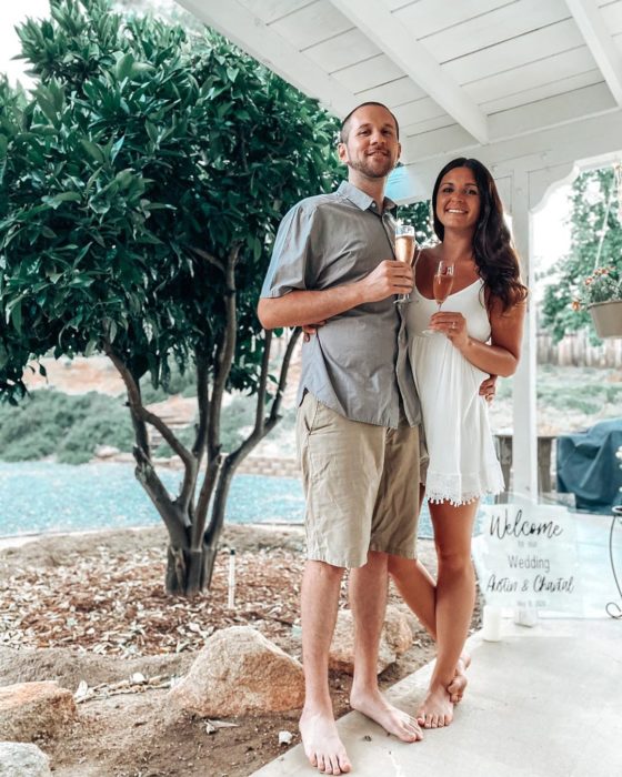 Pareja de novios el día de su boda civil brindando con copas