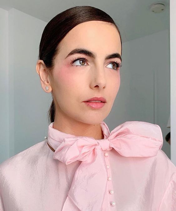 Camilla Belle con rubor rosa