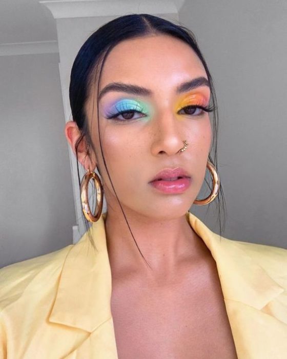 Chica con saco amarillo y arracadas grandes de oro