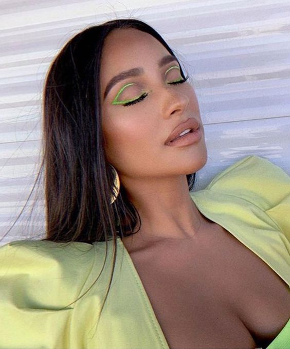 Shay Mitchell con delineado gráfico verde