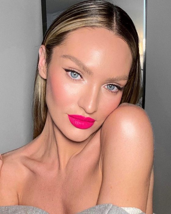 Modelo rubia con labial rosa intenso