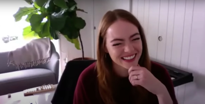 Emma Stone sonriendo en una entrevista para Reese Witherspoon y mostrando el que podía ser su anillo de matrimonio