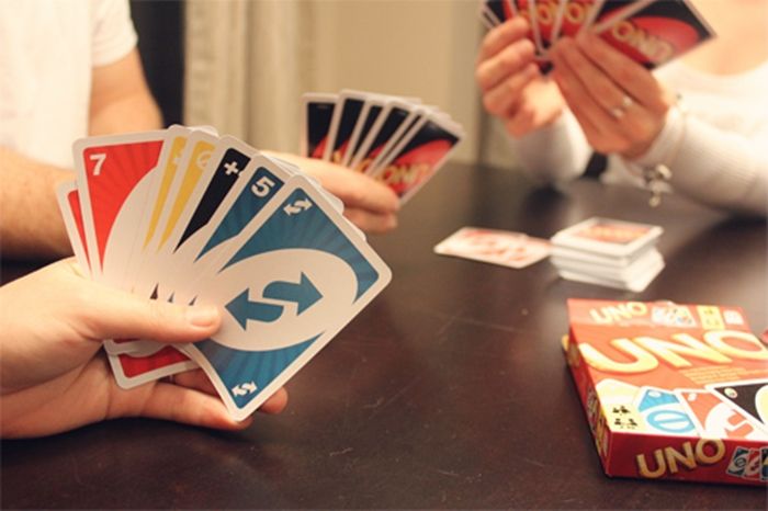 Grupo de personas jugando Uno