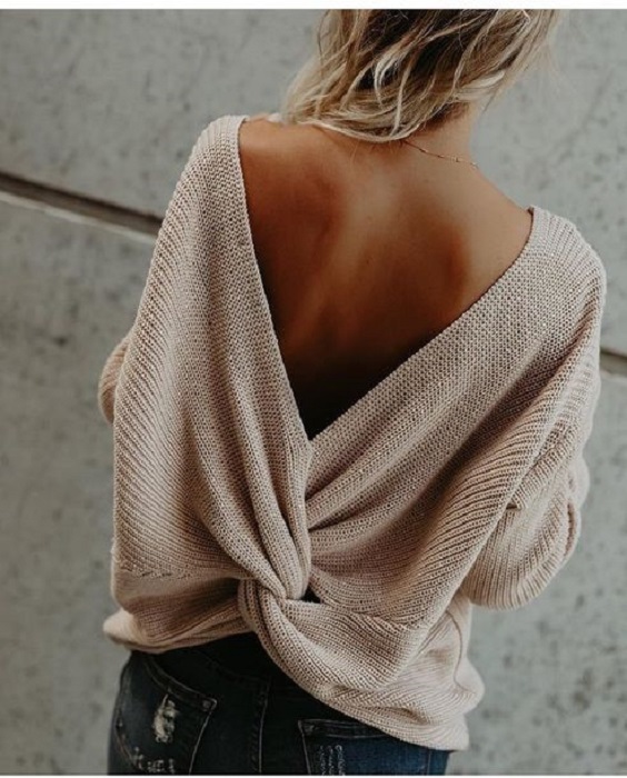 Outfit con cardigan con escote en V en la espalda