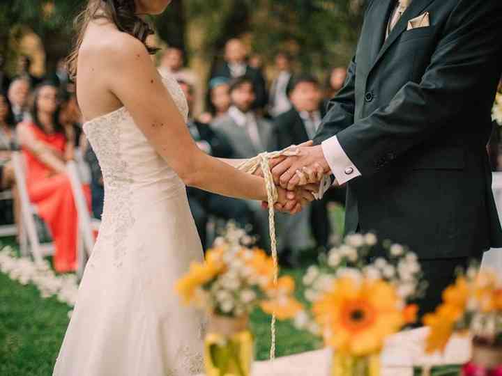 Pareja de novios en una Ceremonia handfasting