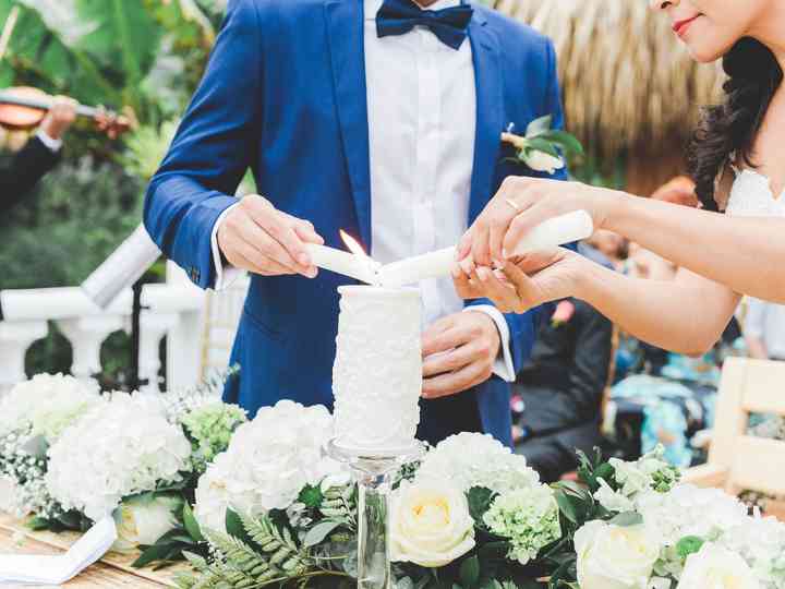Pareja de novios encendiendo velas en una Ceremonia de la luz o las velas