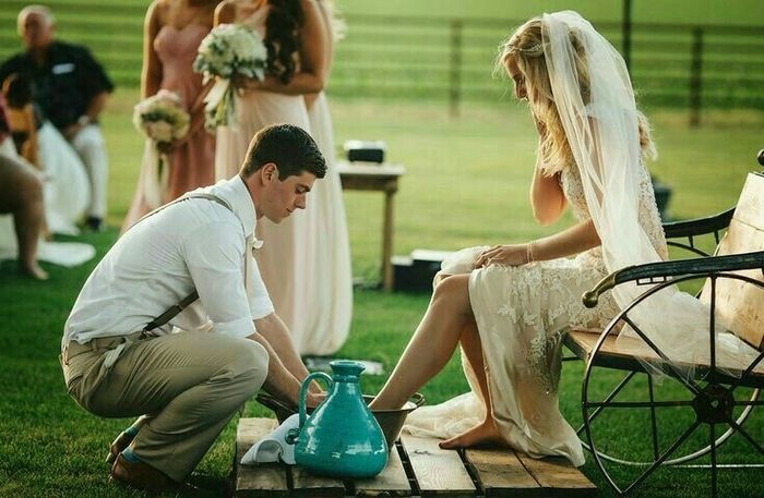 Pareja de novios lavándose los pies en Ceremonia del lavatorio de pies