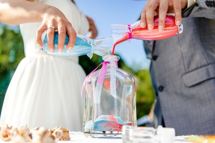 Pareja de novios en una ceremonia de arenas