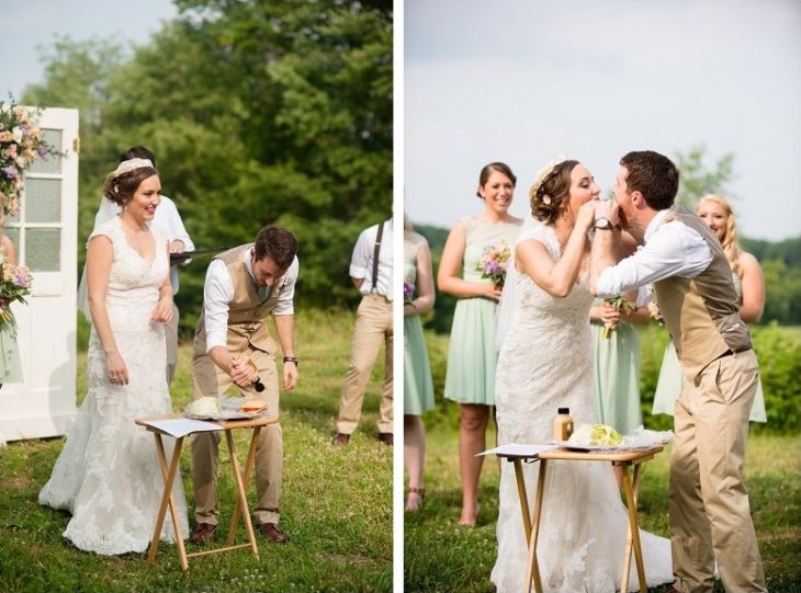 Pareja de novios en la ceremonia de sándwich comiendo un sándwich