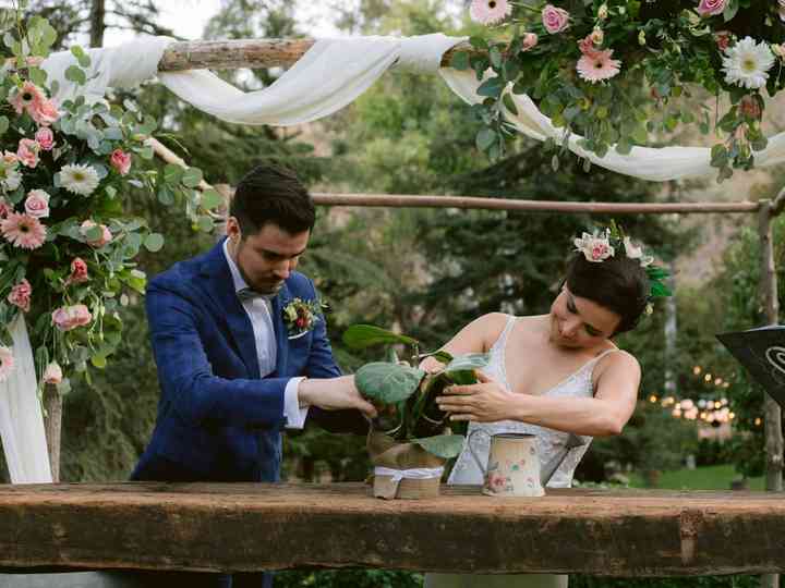 Pareja de novios sembrando un árbol en una ceremonia de plantación