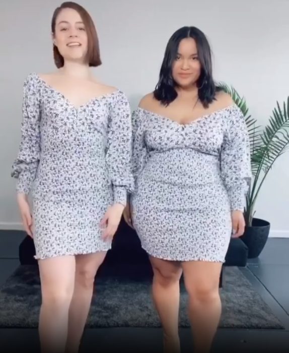 Maria y Denise usando un vestido en tonos grises
