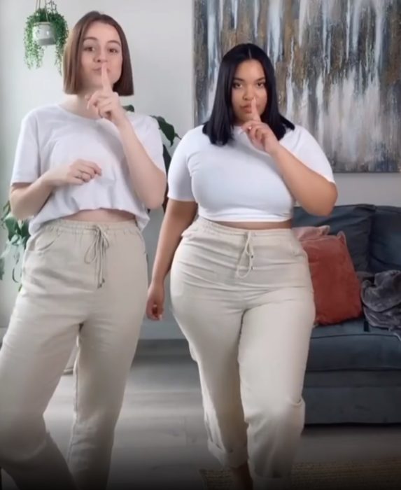 Maria y Denise usando chándal beige y crop top blanco