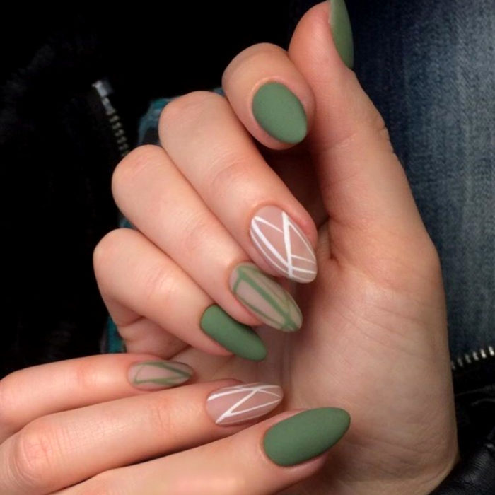 Diseños de manicure; uñas almendra color verde con líneas
