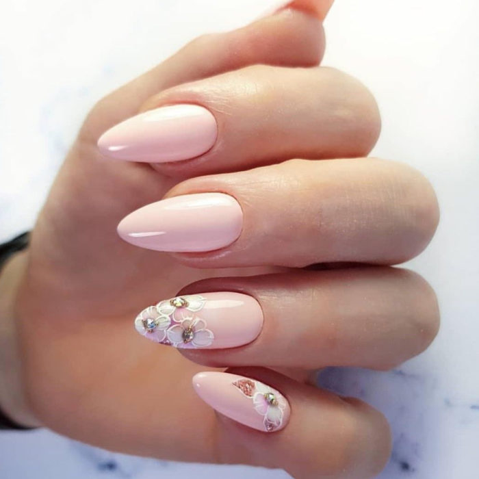 Diseños de manicure; uñas almendra color rosa con flores