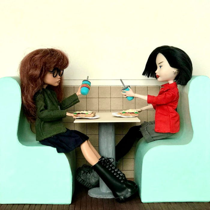 Artista rusa Arty Ooak Dolls transforma muñecas Monster High en personajes de caricaturas y películas; Daria Morgendorffer y Jane Lane comiendo pizza