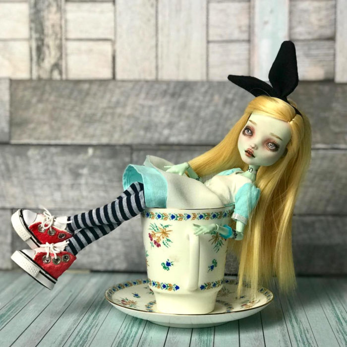 Artista rusa Arty Ooak Dolls transforma muñecas Monster High en personajes de caricaturas y películas; Alicia en el país de las maravillas