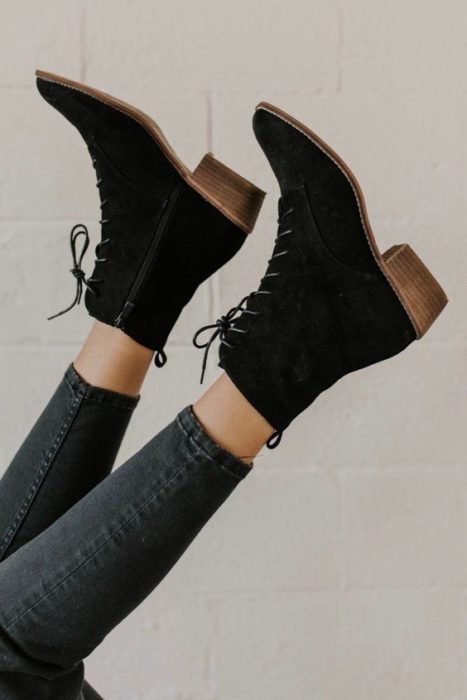 Botines largos con tacones pequeños y agujetas de terciopelo