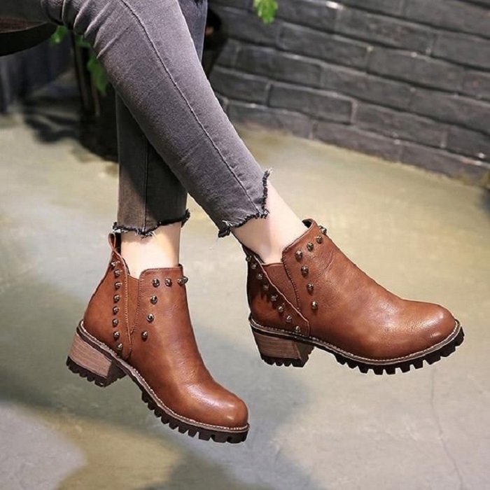 Botines marrones decorados con estoperoles