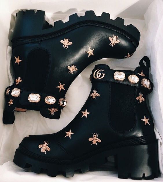 Botines Gucci con adornos de estrellas y abejorros en hilo dorado