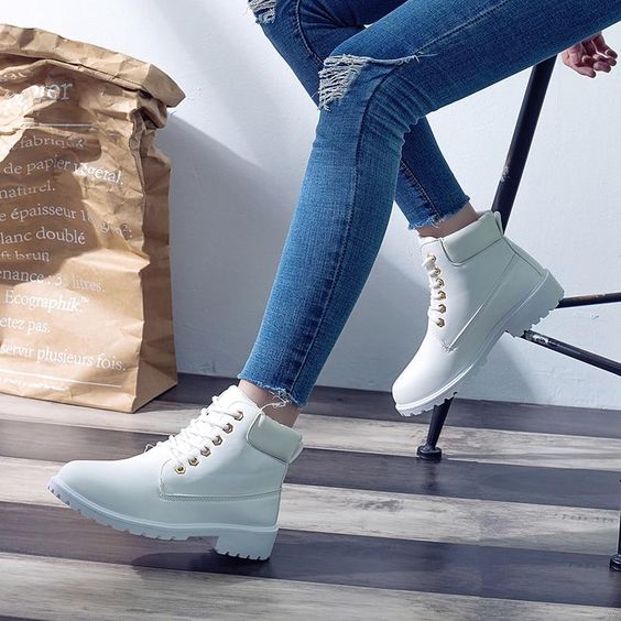 Botines estilo timberland en color hueso con plataformas blancas